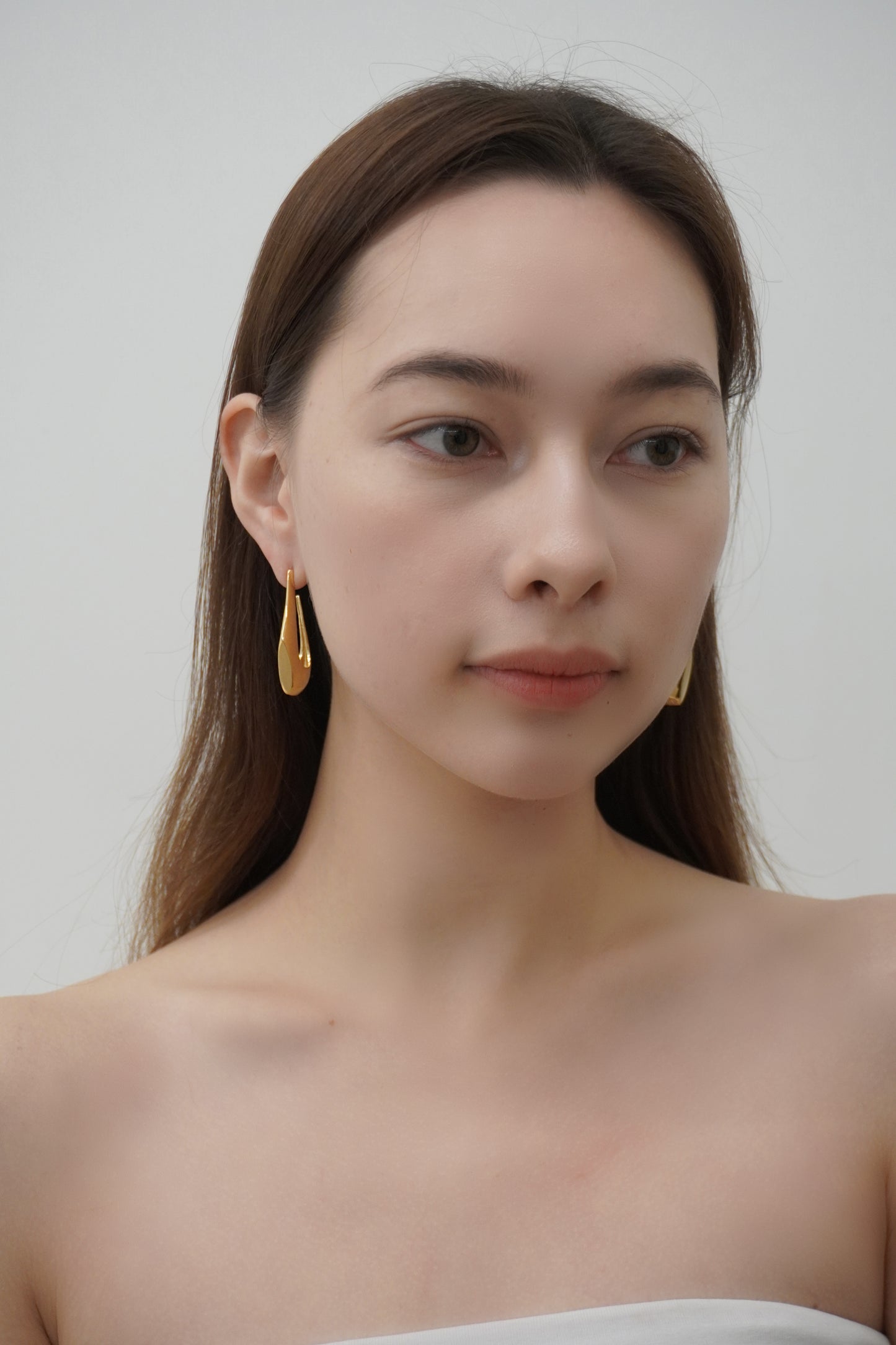 ELONGATED HOOP EARRINGS in Gold