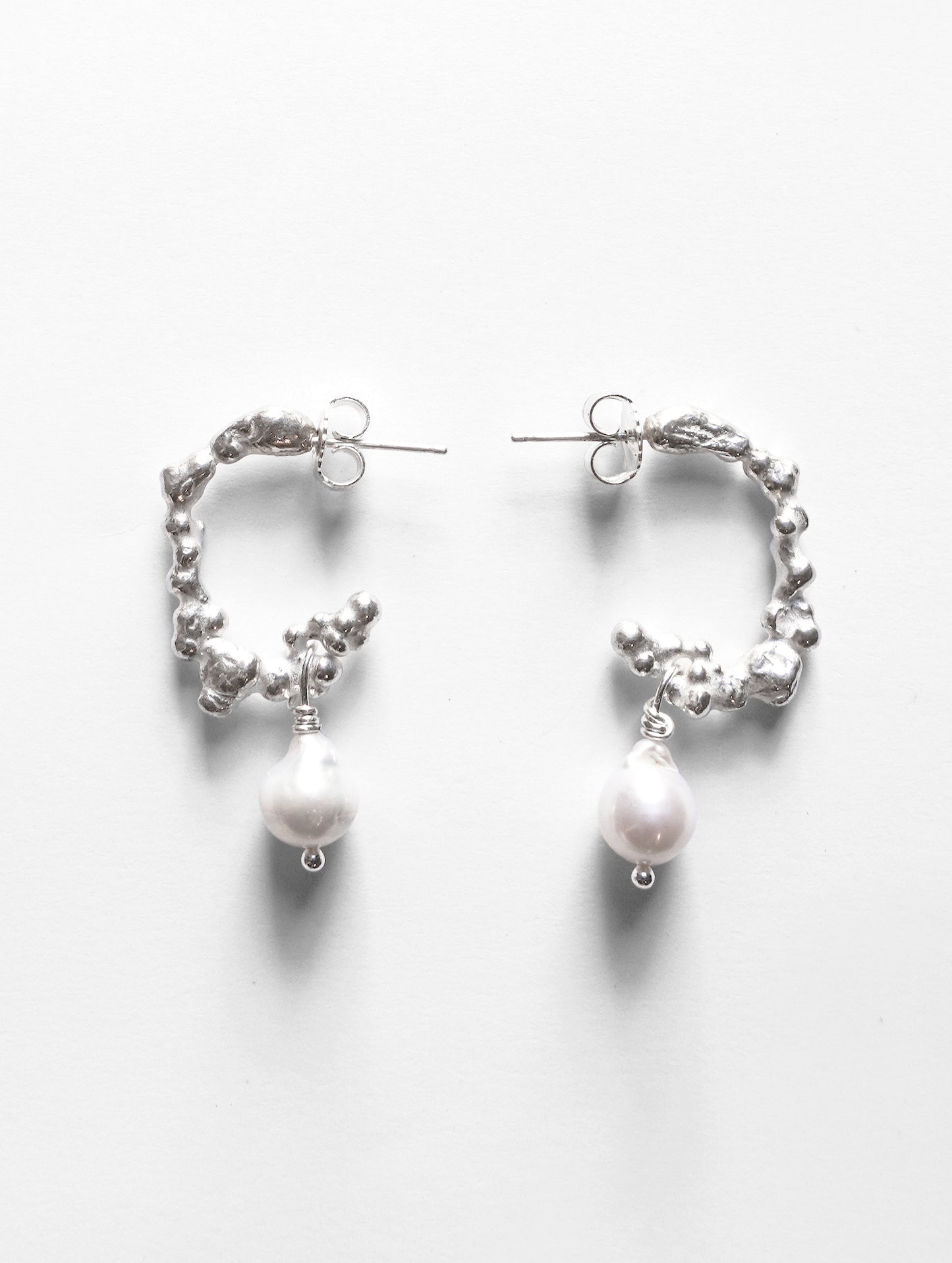 MELTED 1.0 LOOP W PEARL EARRINGS