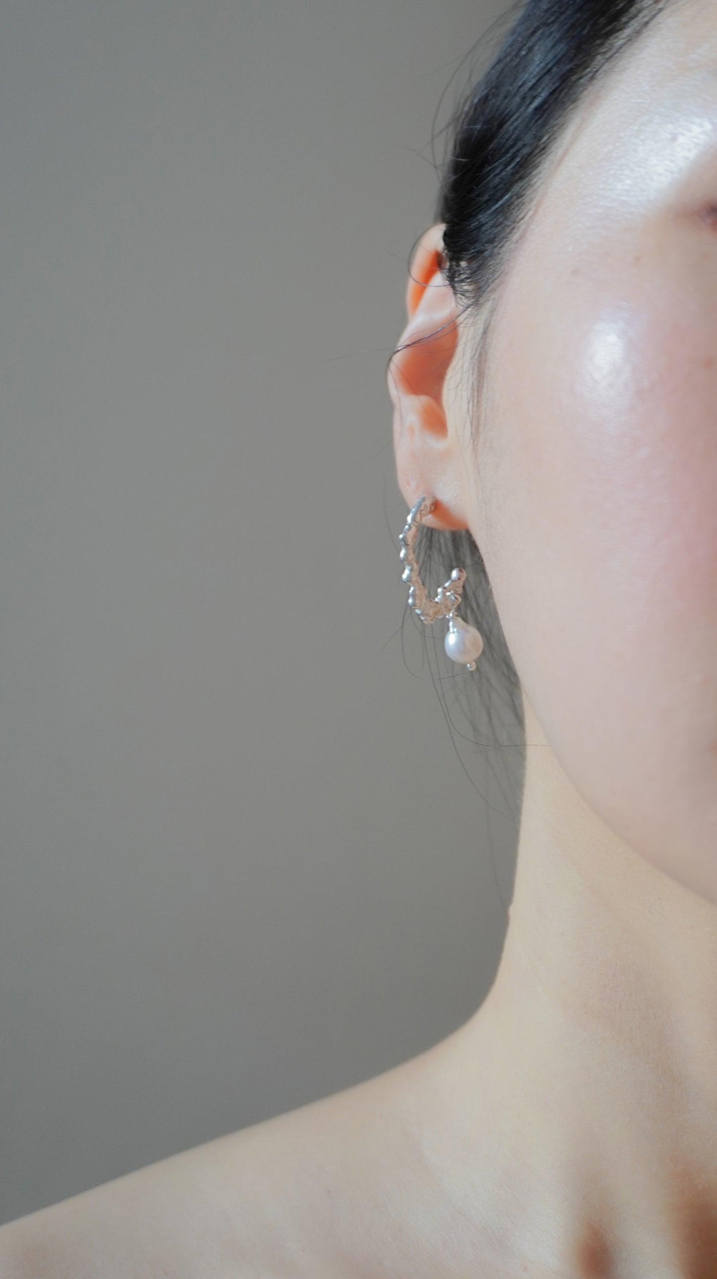 MELTED 1.0 LOOP W PEARL EARRINGS