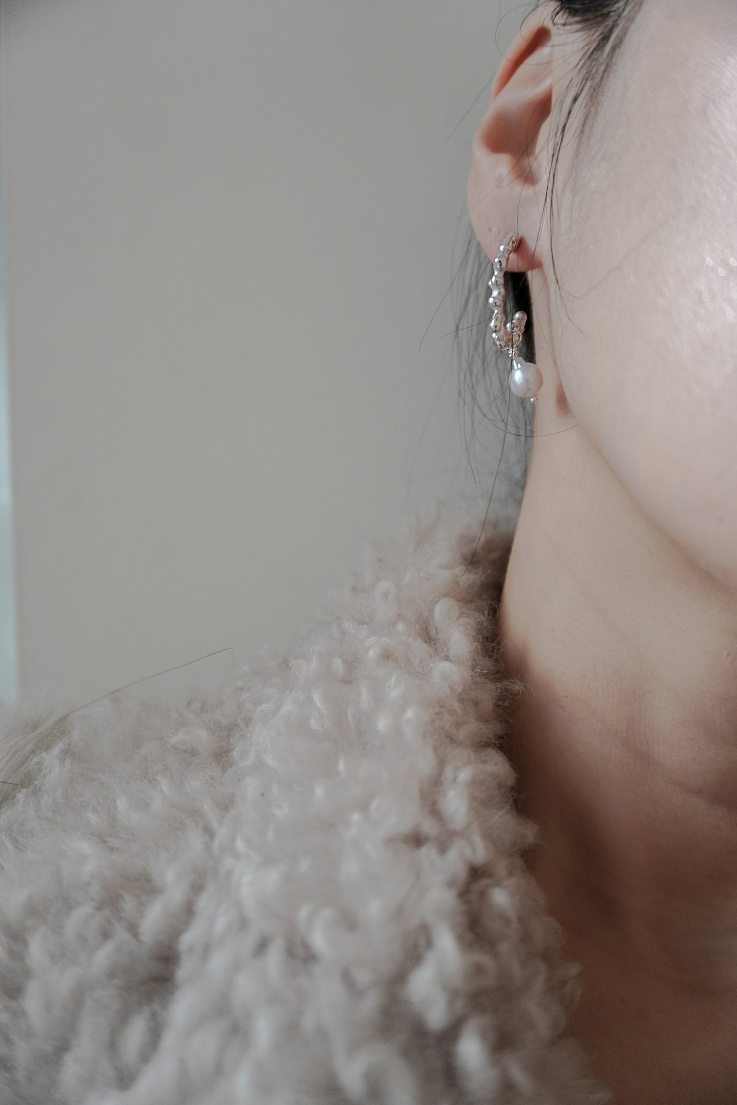 MELTED 1.0 LOOP W PEARL EARRINGS