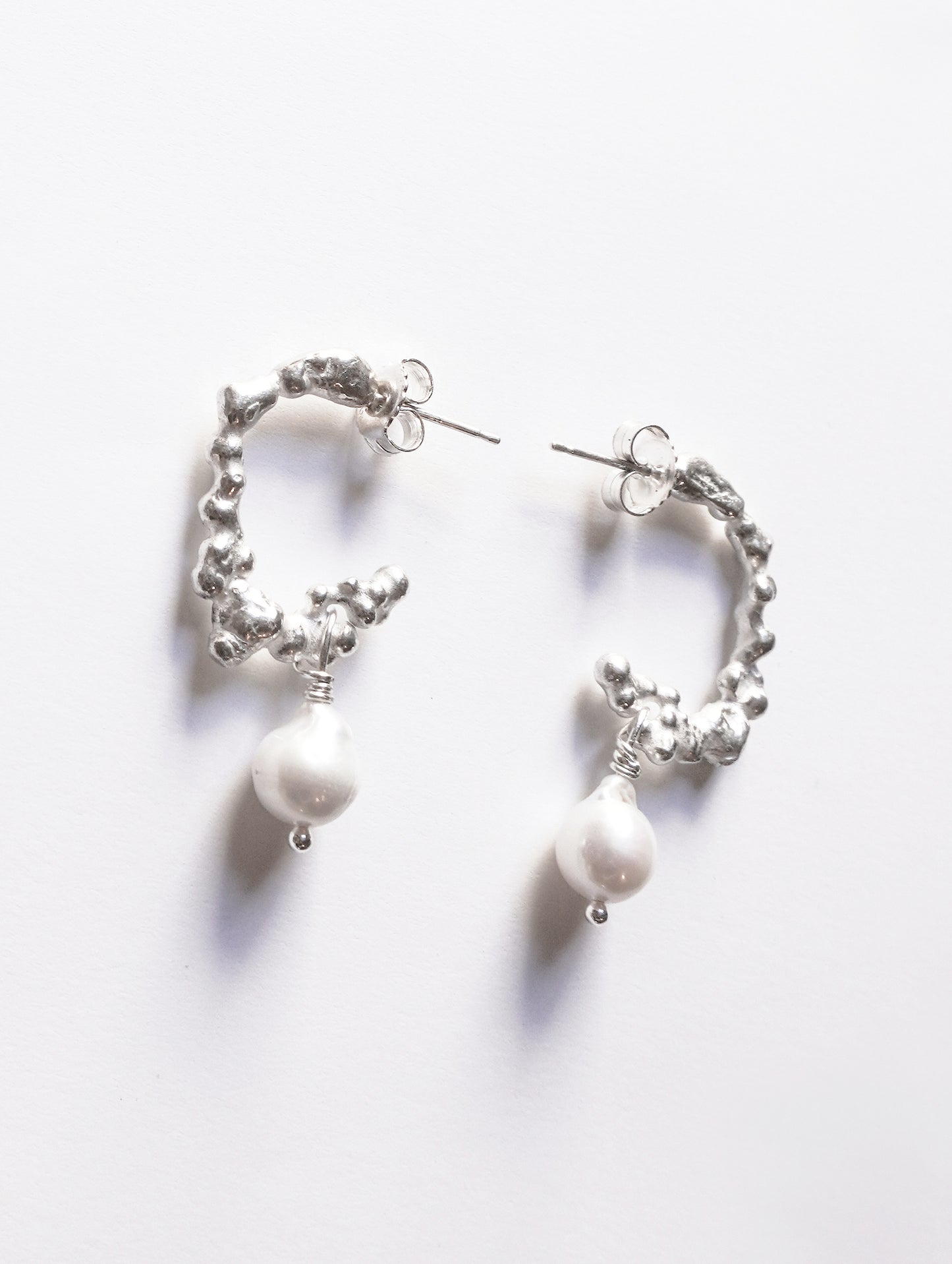 MELTED 1.0 LOOP W PEARL EARRINGS